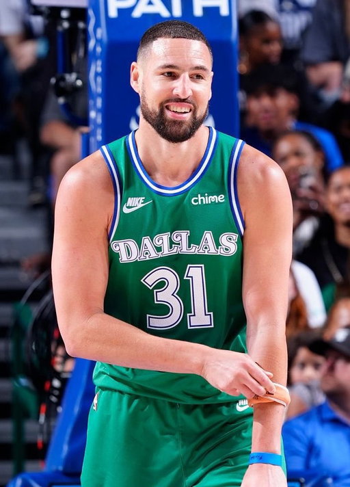 BREAKING: The Mavs have bought out Klay Thompson, per @ChrisBHaynes 