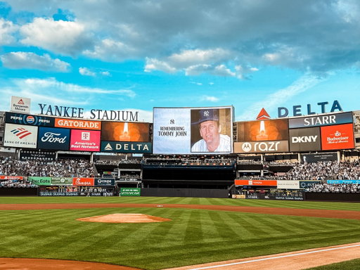 Prior to tonight’s game, we held a moment of silence in remembrance of former Yankees pitcher Tommy John.

We send our deepest condolences to John's loved ones 💙 