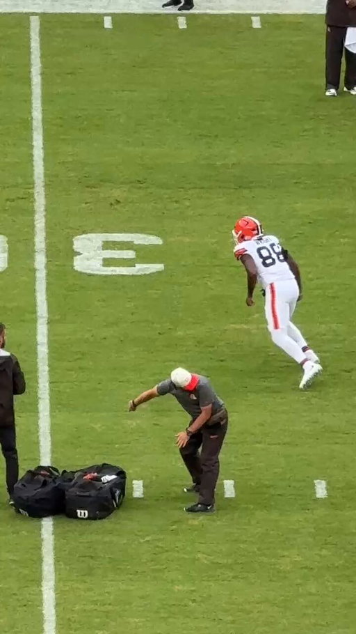Dae’Quan Wright is reportedly entering the NCAA transfer portal and still showed up for warmups like nothing happened 