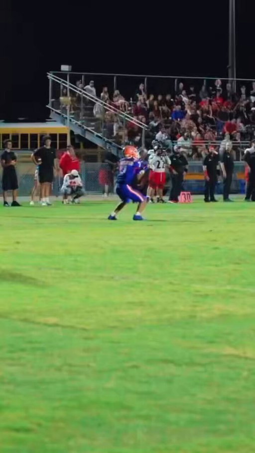 Noel Devine Jr. looking like his pops out there on that field 🔥 @7Goes_stupid 

He’s only a freshman. Two TD in his varsity debut. Picked up a Florida offer shortly after this performance. Big-time talent with major upside.  