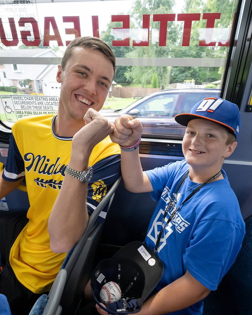 Big Leaguers 🤜 🤛 Little Leaguers

#LittleLeagueClassic 
