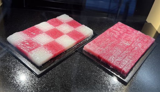 【注目】3Dプリンターで「牛肉」、来年1月にも試験生産へ

・大阪大、島津製作所、TOPPANなどが開発
・牛の筋肉と脂肪の細胞を培養し、3Dプリンターで牛肉状に成形
・2030年度の商業化、100g約4500円を目指す

本物に近い形状の培養肉生産ラインは世界初 