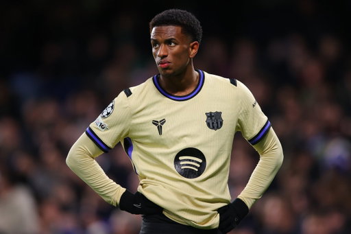 🚨 Reports suggest that Manchester United have submitted an offer for Barcelona left-back Alejandro Balde.

They are now awaiting a decision from Barcelona and the player, with the next few hours expected to be crucial.

[@mundodeportivo | @Sport_Witness] 
