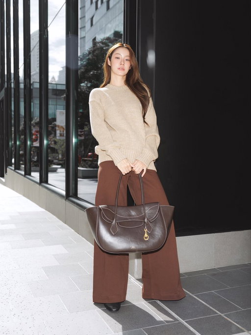 Actor and singer #NamtanTipnaree is seen with #ThePoloBlaze Large Shoulder Bag, paired with signature Polo Ralph Lauren pieces.

#PoloRLStyle @NamtanTipnaree 