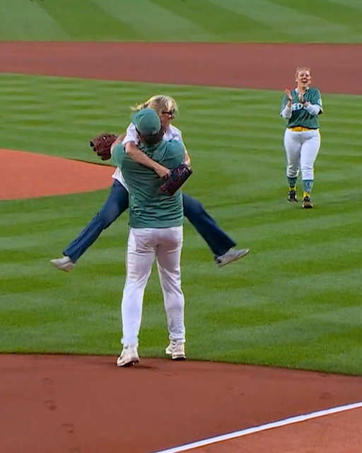 No one has ever been more excited to throw out a first pitch than Mel Robbins was before a Red Sox game 🤩 