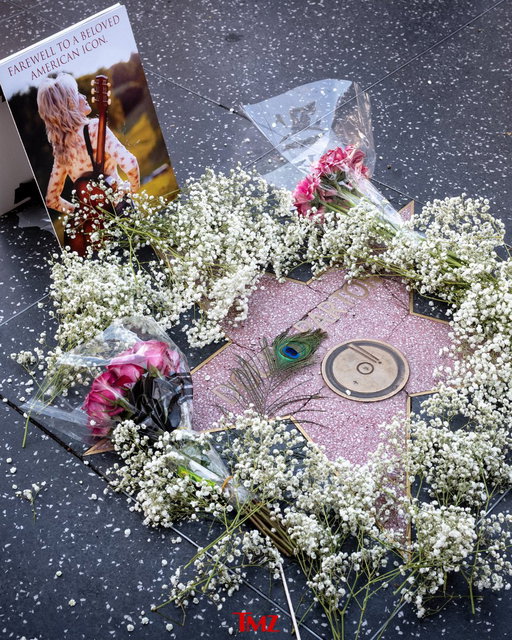 Fans are honoring Dolly Parton at her star on the Hollywood Walk of Fame. ⭐🥺 