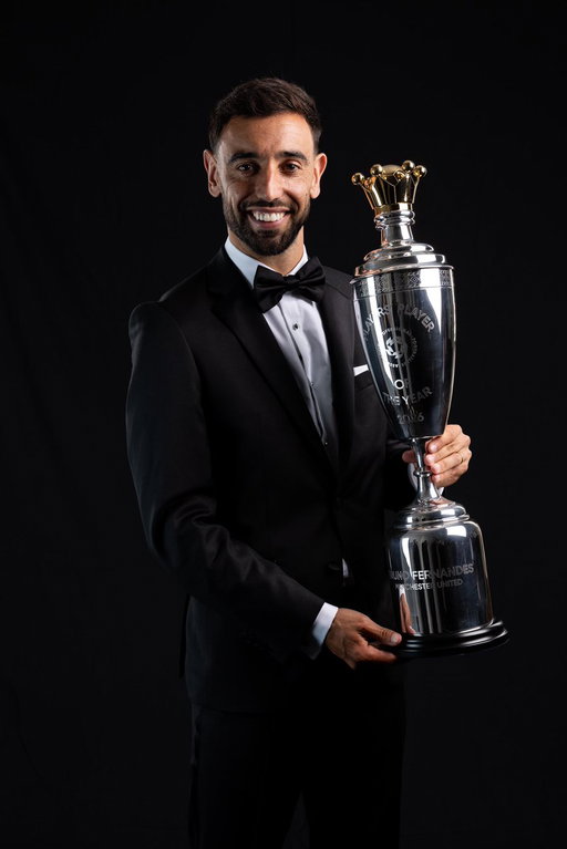 De fato e laço? Só para levantar o prémio 👔🏆 Bruno Fernandes é o PFA Players’ Player of the Year 😈

📸 @PFA 