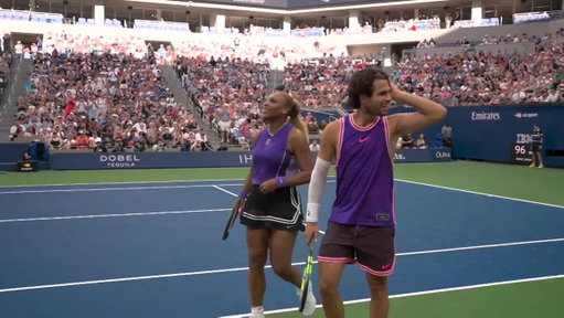 Arthur Ashe Stadium erupts as Serena Williams and Carlos Alcaraz win the opening set 5-3 from double set point down 💥

🎥 @usopen 


