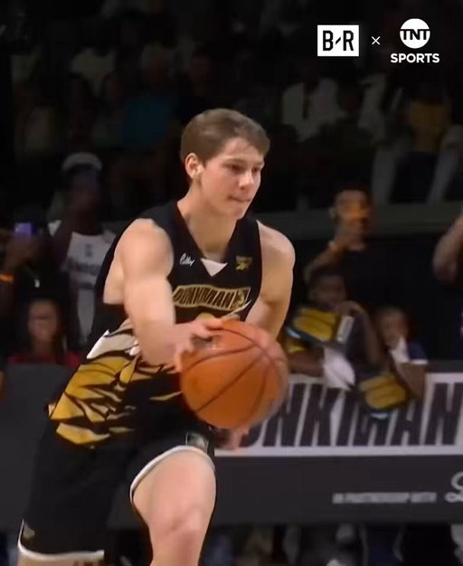 There’s no way I just watched this accountant do a 360 underneath the legs dunk. 

Cam Hazzard is out of this world. 