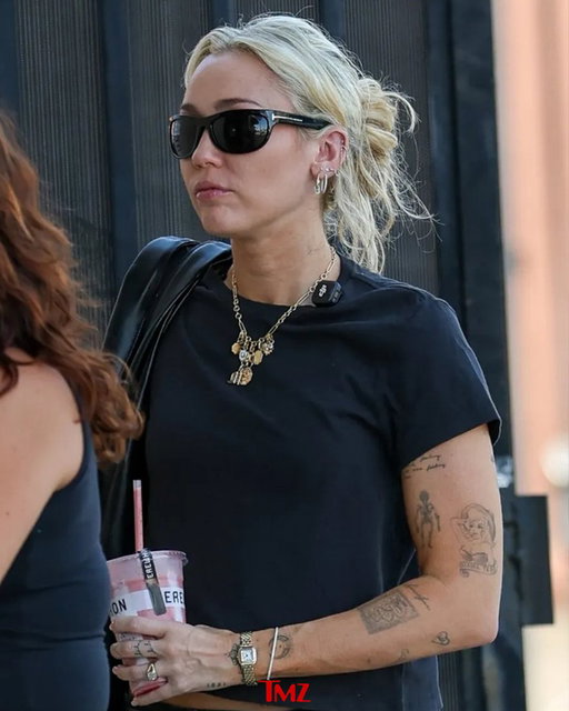 Exclusive: Miley Cyrus was spotted for the first time since her godmother Dolly Parton's death 💔 

📸: Backgrid 