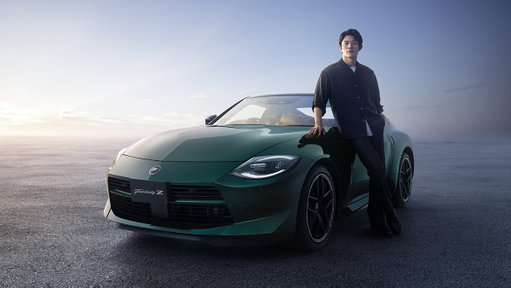 【NEW #フェアレディZ 発表発売＆ご注文受付中】​
​
フェアレディZがマイナーチェンジ。​
​
初代S30型から受け継がれる伝統のロングノーズ・ショートデッキのフロントに「Z」のエンブレムを復活させ、フロントバンパーデザインも刷新。​
ホイールは、軽量化と高剛性を追求したフィン形状のスポークで、3代目Z31型を現代的にデザイン。​
​
新色は、初代S30型の「グランプリグリーン」から着想を得た「雲龍グリーン/スーパーブラック(2トーン)」に、内装色「タン」を合わせるのが粋。​
​
俊敏なレスポンスや、ダイナミックなパフォーマンス、フェアレディZ歴代最高のバランスを実現するサスペンションを搭載した走行性能の詳細はツリーへ。​
​
 #らしく走れNISSAN
