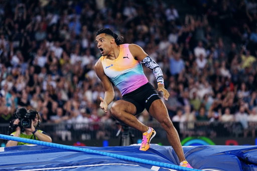 Incredible scenes in the pole vault...

@mondohoss600 and @FlyManoloFly BOTH break the meeting record with 6.20m and BOTH attack the world record at 6.32m 🤯

#ZurichDL🇨🇭
#DiamondLeague

📸@chiaramontesan2 