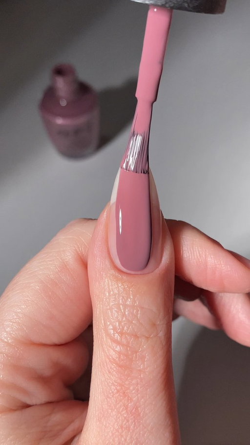 Calm in créme form. Claydreaming is a soft brown-purple nail polish that feels like a reset. 