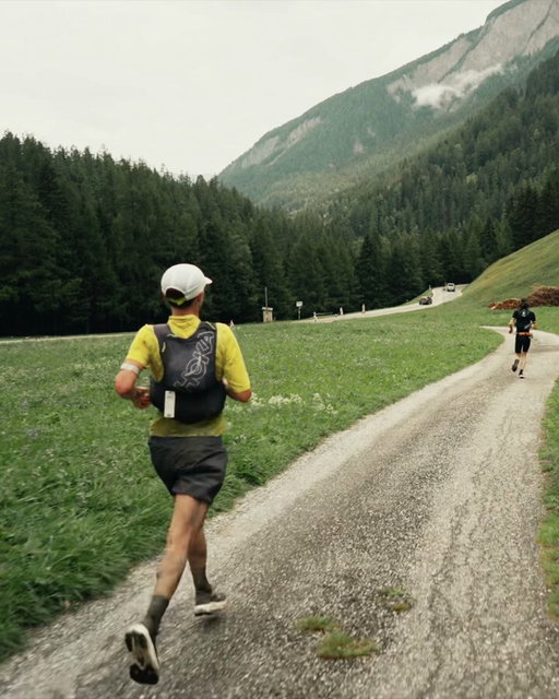 Hans Troyer is in the hunt. 👀

Charging through #CCC and chasing the lead at @UTMBMontBlanc.

#HOKA #FlyHumanFly #LetsFlyChamonix 