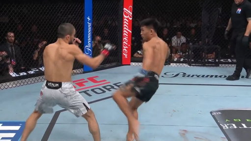 En la pelea estelar, Song Yadong 🇨🇳 noqueó de forma dramática a Umar Nurmagomedov ‼️

Después de esta victoria definitivamente habrá movimientos en la categoría de 135 libras 🧨

#UFCShanghai | Ver en vivo por @PPlusDeportes 