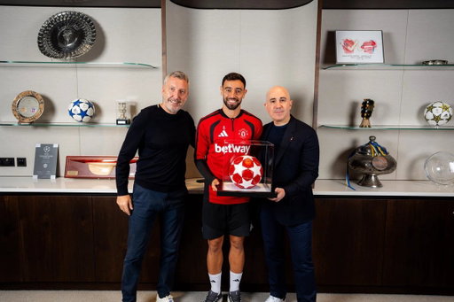 🔥 Omar Berrada and director of football Jason Wilcox have presented Bruno Fernandes with a commemorative gift in celebration of his PFA Players’ Player of the Year success.

United fan, Jon-Paul Wheatley, stitched the path of each assist onto a bespoke Champions League football, symbolising Bruno's contributions in getting the team back to the competition. #mufc
