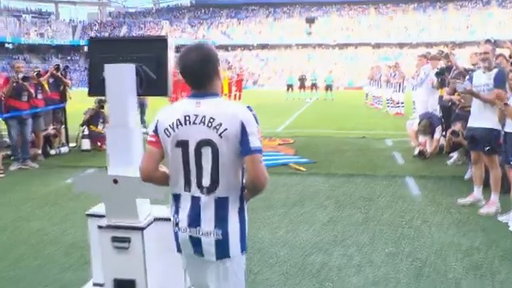 ¡El homenaje de la @RealSociedad a su CAMPEÓN DEL MUNDO @mikel10oyar! 🏆

BehindLALIGA | VUELVEALALIGA 