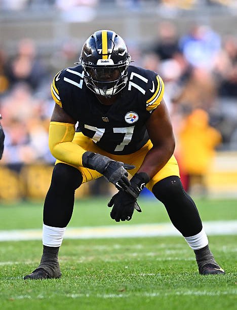 Trade: the Steelers are sending 2023 first-round pick Broderick Jones to the Dallas Cowboys, per source. 