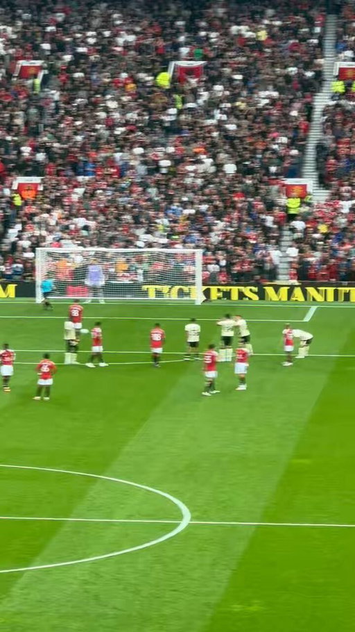 🚨Youri Tielemans copied Bruno Fernandes’ run up during United’s penalty kick  