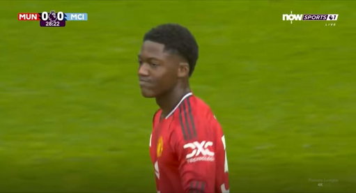 🚨Kobbie Mainoo was telling Bruno Fernandes to keep the ball and give Manchester United some possession vs Ipswich 

United went on to win 5-2 
