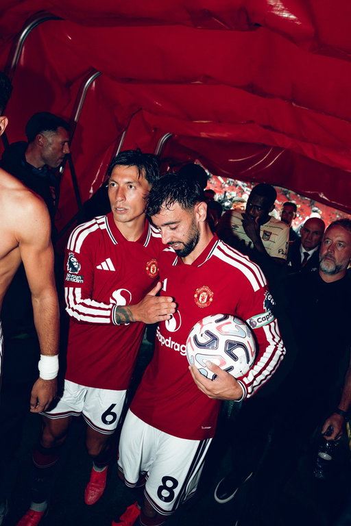 🚨 Man Utd have opened talks with captain Bruno Fernandes over a NEW CONTRACT [@ChrisWheelerDM] #mufc 