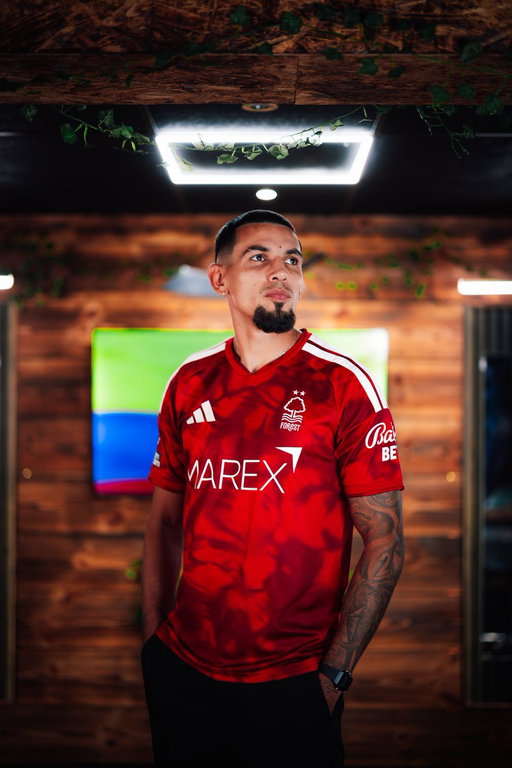 The first Colombian to play for Nottingham Forest. 🇨🇴 