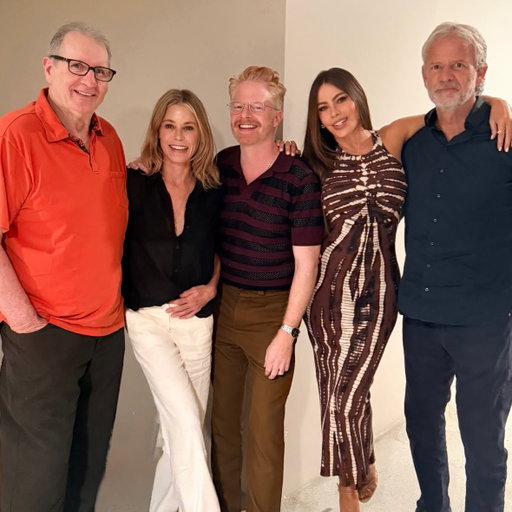 The ‘Modern Family’ cast reunite in new photos. 