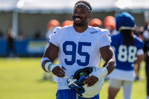 .@espn projects the Top 100 players of be 2026 NFL season:

1 - Edge Myles Garrett (LAR)
2 - QB Josh Allen (BUF)
3 - QB Lamar Jackson (BAL)
4 - WR Ja’Marr Chase (CIN)
5 - QB Patrick Mahomes (KC)
6 - WR Puka Nacua (LAR)
7 - CB Pat Surtain II (DEN)
8 - QB Joe Burrow (CIN)
9 - QB Matthew Stafford (LAR)
10 - WR Justin Jefferson (MIN)
11 - WR Jaxon Smith-Njigba (SEA)
12 - OT Penei Sewell (DET)
13 - Edge Micah Parsons (GB)
14 - RB Bijan Robinson (ATL)
15 - Edge Will Anderson Jr. (HOU)
16 - Edge Aidan Hutchinson (DET)
17 - S Kyle Hamilton (BAL)
18 - RB Jahmyr Gibbs (DET)
19 - DT Jeffery Simmons (TEN)
20 - LB Fred Warner (SF)
21 - CB Derek Stingley Jr. (HOU)
22 - WR Amon-Ra St. Brown (DET)
23 - CB Devon Witherspoon (SEA)
24 - TE Brock Bowers (LV)
25 - Edge Maxx Crosby (LV)