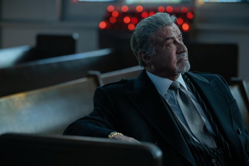 Abbiamo guardato queste foto 15 volte di fila e ogni volta troviamo un dettaglio nuovo. Tulsa King torna il 16 ottobre, preparati. #TulsaKing #ParamountPlus #SylvesterStallone 
