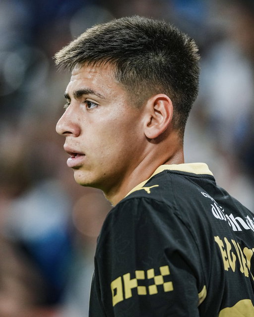 Claudio Echeverri has joined Benfica on a season-long loan, subject to international clearance ✍️
 
Good luck, Claudio 🩵 