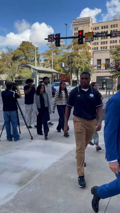 LSU commits Dae’Quan Wright and Zxavian Harris showed up to their eligibility hearing in sweatpants 😂  