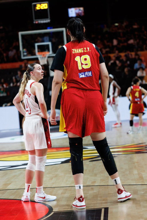 Paige Bueckers was in disbelief standing next to 7’3” Zhang Ziyu 😭

(h/t @FIBAWWC) 
