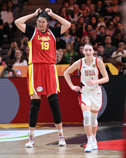 Paige Bueckers standing next to 7-foot-3 Zhang Ziyu is WILD 📸

via @GettyImages | #USA 