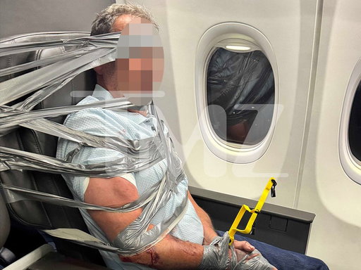 😳 A man gets duct-taped to his seat on a flight after allegedly making racist and anti-gay remarks.

Photos: https://t.co/xhBCjeZyaS 