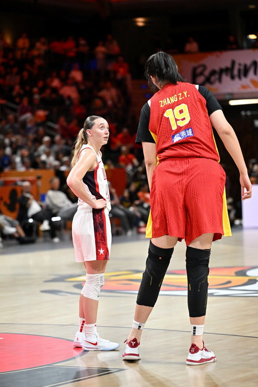 7' 3" Zhang Ziyu makes Paige Bueckers look tiny 😳

The Guiness World Record for tallest woman is 7' 1" 😱

(h/t Pamela Costello/NBAE via Getty Images) 