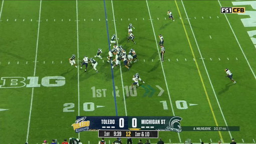 🚨 Michigan State player got his pants pulled down while getting tackled and the camera man zoomed in IMMEDIATELY 😅 