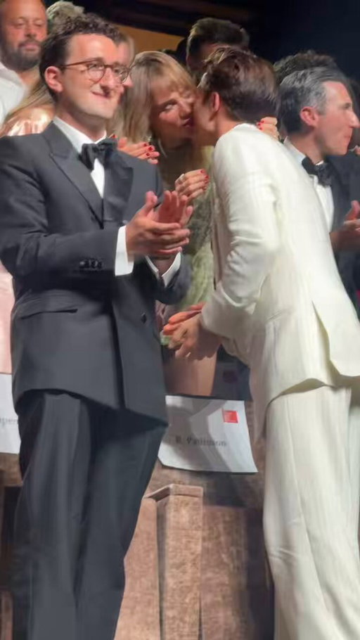 Robert Pattinson gives Suki Waterhouse a kiss as “Primetime” receives a 7-minute standing ovation at the #VeniceFilmFestival. 