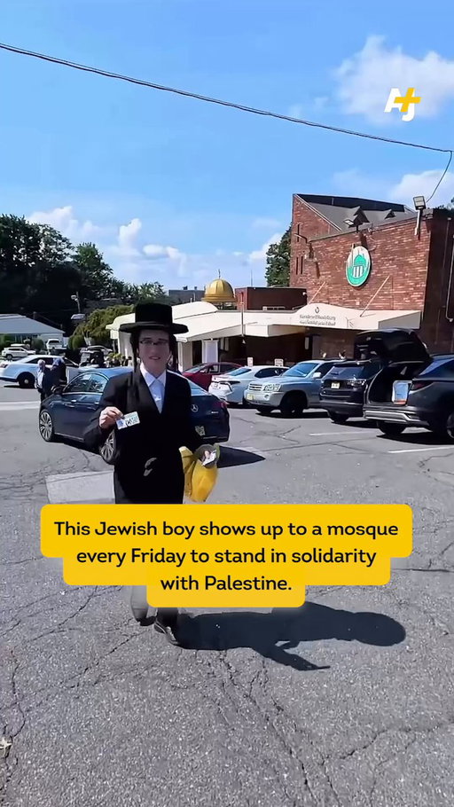 This 15-year-old Orthodox Jewish boy stands in front of a mosque every Friday to show he’s in solidarity with Palestine. 