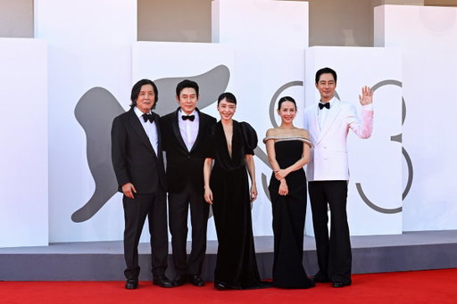POSSIBLE LOVE

Lee Chang-dong, Sul Kyung-gu, Jeon Do-yeon, Cho Yeo-jeong and Zo In-sung at Venice Film Festival. 
