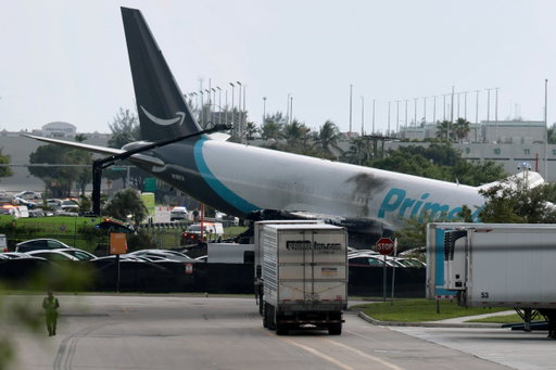 Amazon Cargo Plane Hits Vehicles and Bursts Into Flames After Overshooting Runway Details: https://t.co/flfvGOgL52 
