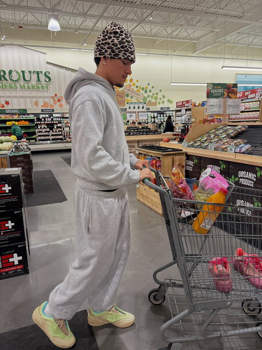 He copied SGA’s whole grocery run, even down to the grapes 😭

📸: (IG) pantsfall 