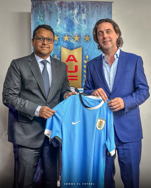Avanza la diplomacia entre Uruguay e India. Binoy George, primer Embajador indio en el país para abrir la nueva embajada, se reunió con Ignacio Alonso. Participaron también el embajador  Fernando Lugris y Bijender Kumar (segundo de la embajada). 🇺🇾🇮🇳 