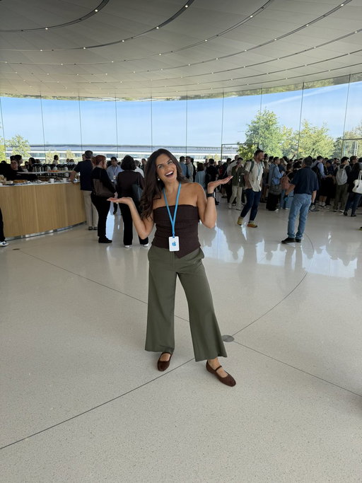 Gooooood morning from the #AppleEvent It’s time for a new Phone. 📲 