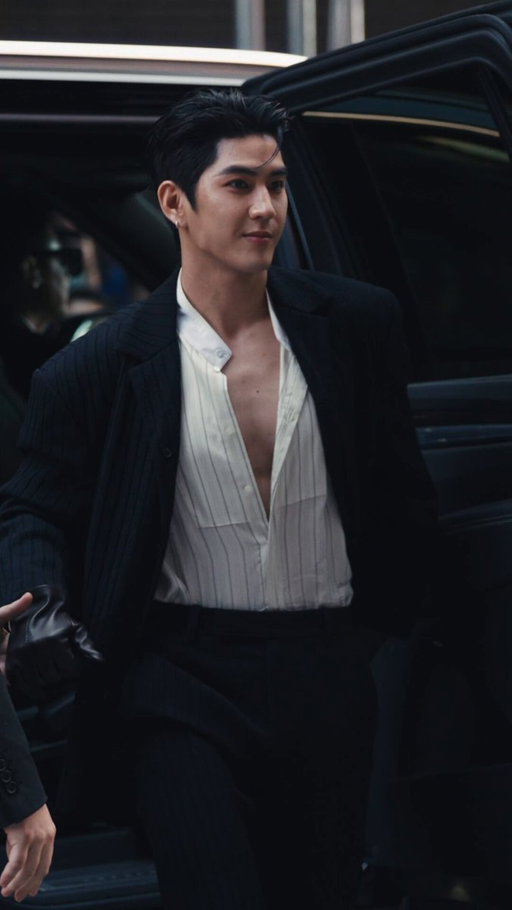 Sea Tawinan has arrived. 

seen at the Calvin Klein Collection Spring 2027 runway show by Veronica Leoni.

Terminal Warehouse, New York City. 