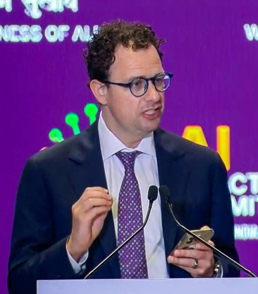 Anthropic CEO Dario Amodei warned that AI development needs to be slowed immediately.

He believes AI's current rate of self-improvement could cause rogue AI agents to destroy the internet within 6-12 months. 