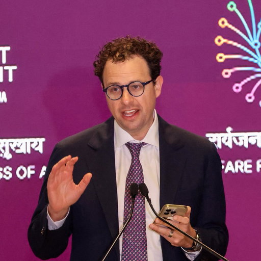Anthropic CEO Dario Amodei is warning that AI agents could become capable of taking over the internet within the next six to 12 months

In a new essay, the CEO of the company behind Claude proposed a three-step plan to slow AI development and strengthen safety measures.

(📸: Getty, via @cnbc)