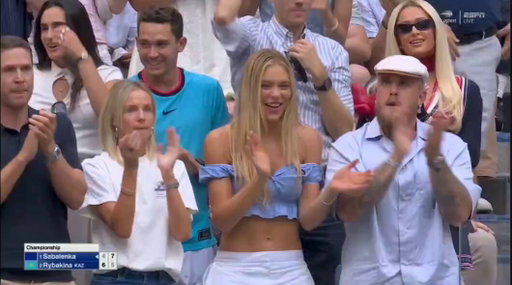 👀 CELEBRITY REACTIONS: The reactions of Paris Hilton and Jake Paul when Aryna Sabalenka won the second set!

