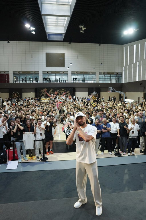 Nothing but love at the Li-Ning  HQ. Appreciate everyone who came out and made us feel at home... Excited for what's ahead for Curry Brand! 