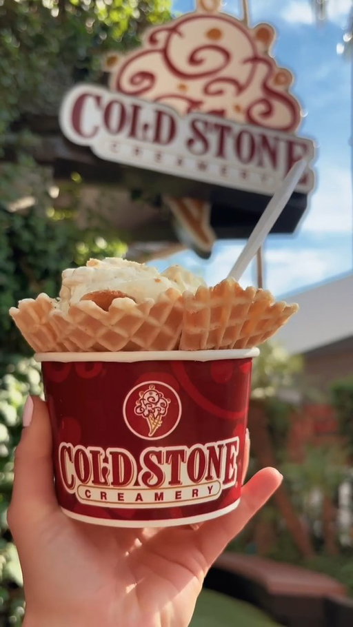 JELL-O there! 👋 Our Cold Stone® Brand Ambassador here! Chop, Chop, Fold, Fold our Going Bananas for JELL-O® Pudding Creation™ with us! 🥄🍦🍌🥄 