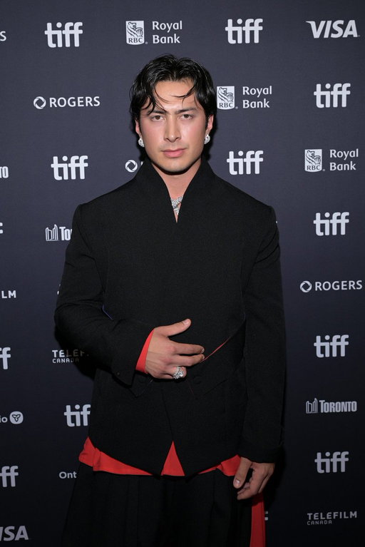 It's not a Hudson Williams look unless its dripped TF out. For yesterday's premiere of YAGA at #TIFF, the actor pulled up in his signature Bulgari ice and a custom grill. 💎 